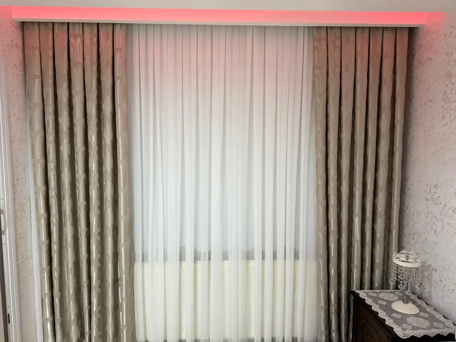 Mutfakta pencere ve balkon kapısını çevreleyen tül perde uygulaması