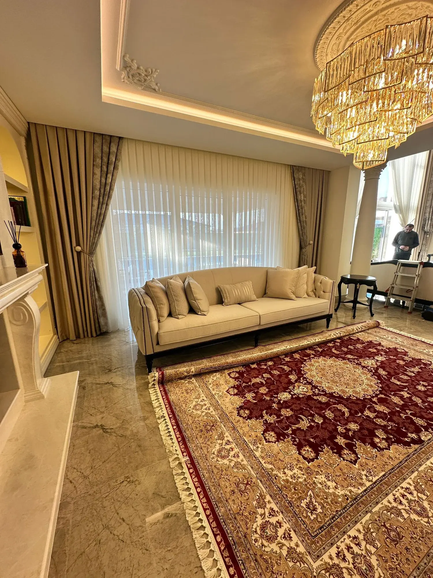 Modern salonda ölçüye özel perde uygulaması