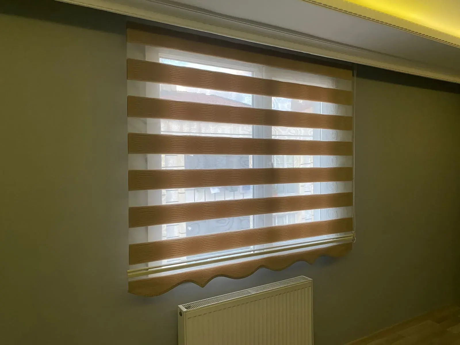 Pencerede Betaper zebra stor perde uygulaması