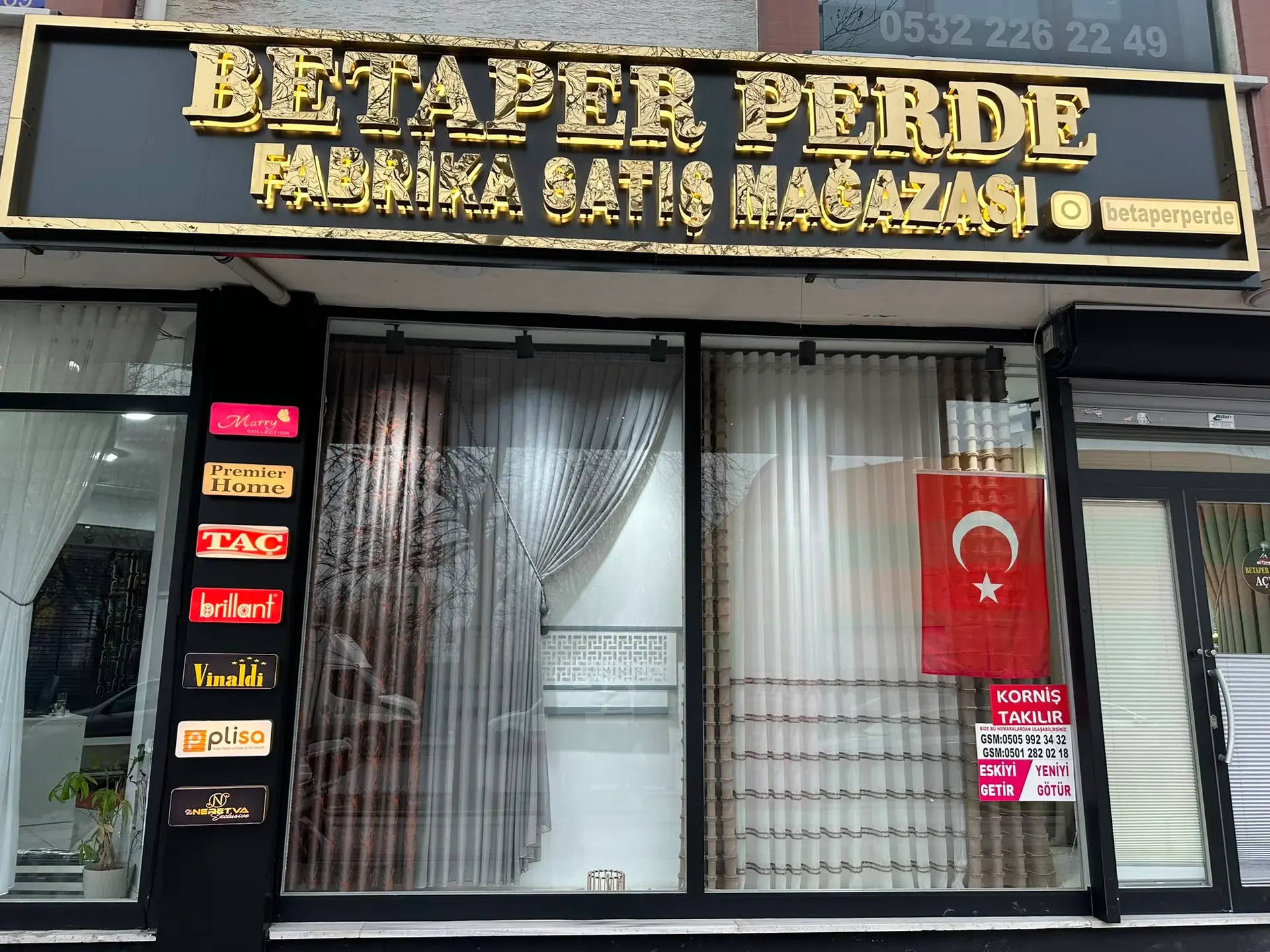 Betaper Perde Esenyurt showroom fabric and curtain mechanism display